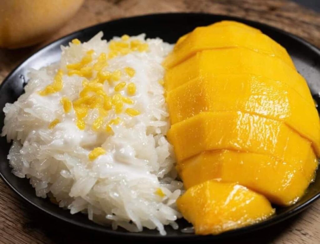Tradičné thajské jedlo Pad Thai objednané cez aplikáciu na donášku jedla.